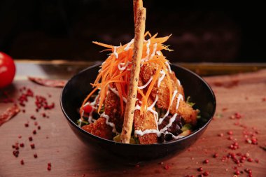 Taze salata tabağı ile karışık yeşillik