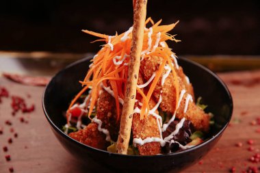 Taze salata tabağı ile karışık yeşillik