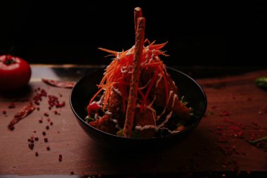 Taze salata tabağı ile karışık yeşillik