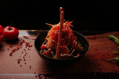 Taze salata tabağı ile karışık yeşillik