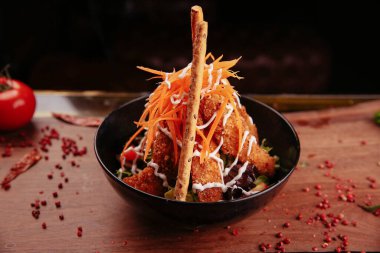 Taze salata tabağı ile karışık yeşillik