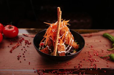 Taze salata tabağı ile karışık yeşillik