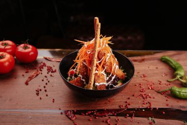 Taze salata tabağı ile karışık yeşillik