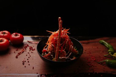 Taze salata tabağı ile karışık yeşillik