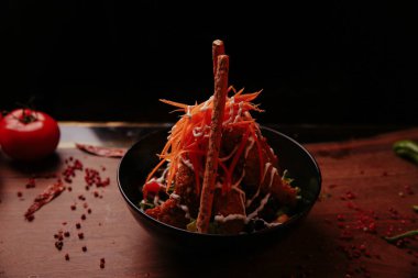 Taze salata tabağı ile karışık yeşillik