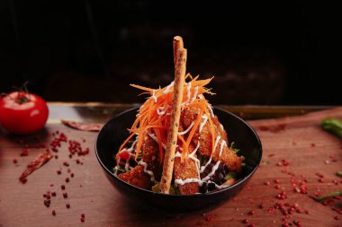 Taze salata tabağı ile karışık yeşillik