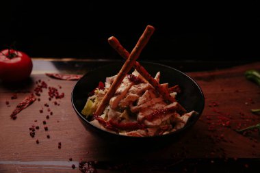 Taze salata tabağı ile karışık yeşillik