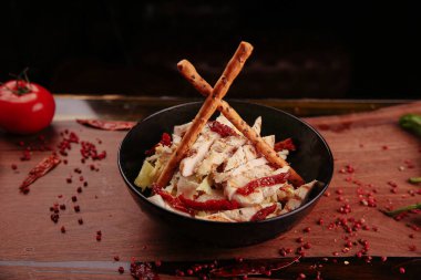 Taze salata tabağı ile karışık yeşillik