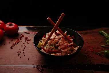 Taze salata tabağı ile karışık yeşillik