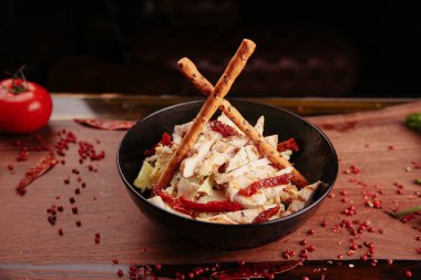 Taze salata tabağı ile karışık yeşillik