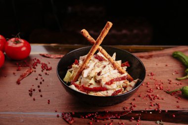 Taze salata tabağı ile karışık yeşillik