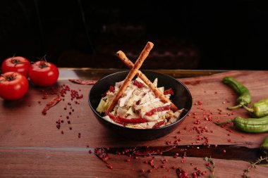 Taze salata tabağı ile karışık yeşillik