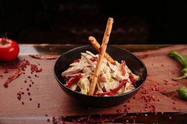 Taze salata tabağı ile karışık yeşillik