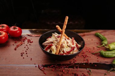 Taze salata tabağı ile karışık yeşillik