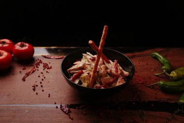 Taze salata tabağı ile karışık yeşillik