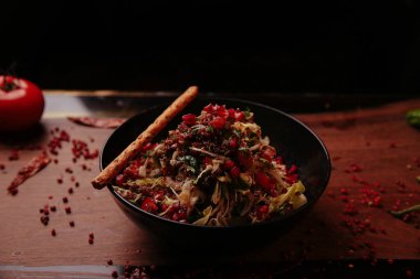 Taze salata tabağı ile karışık yeşillik