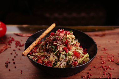 Taze salata tabağı ile karışık yeşillik