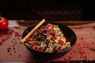 Taze salata tabağı ile karışık yeşillik