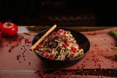 Taze salata tabağı ile karışık yeşillik