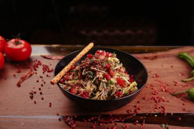 Taze salata tabağı ile karışık yeşillik