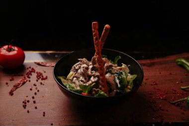 Taze salata tabağı ile karışık yeşillik