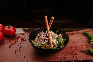 Taze salata tabağı ile karışık yeşillik