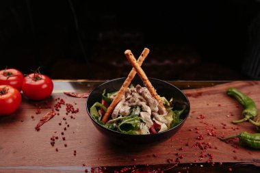 Taze salata tabağı ile karışık yeşillik