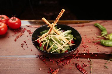 Taze salata tabağı ile karışık yeşillik