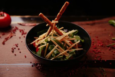 Taze salata tabağı ile karışık yeşillik