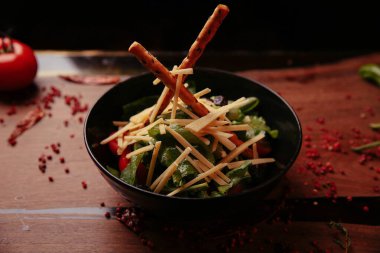 Taze salata tabağı ile karışık yeşillik