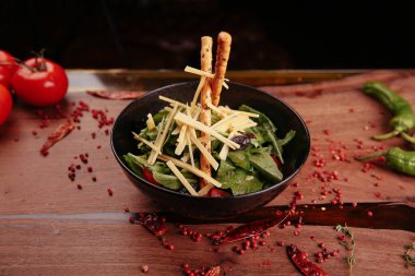 Taze salata tabağı ile karışık yeşillik