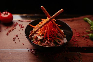 Taze salata tabağı ile karışık yeşillik