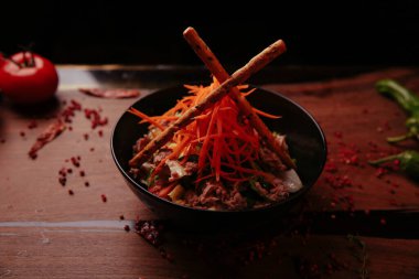 Taze salata tabağı ile karışık yeşillik