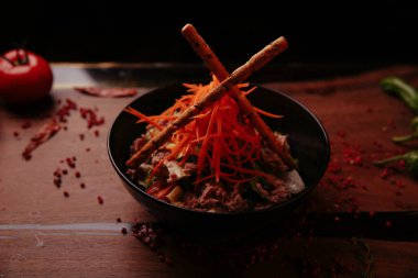 Taze salata tabağı ile karışık yeşillik