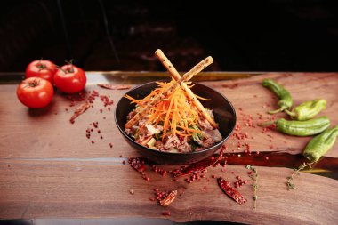 Taze salata tabağı ile karışık yeşillik