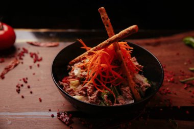 Taze salata tabağı ile karışık yeşillik