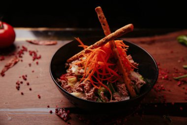 Taze salata tabağı ile karışık yeşillik