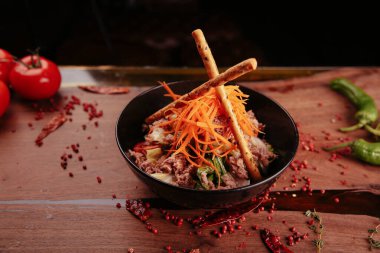 Taze salata tabağı ile karışık yeşillik