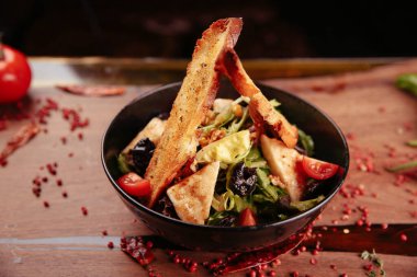 Taze salata tabağı ile karışık yeşillik