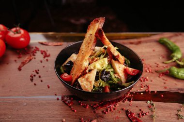 Taze salata tabağı ile karışık yeşillik