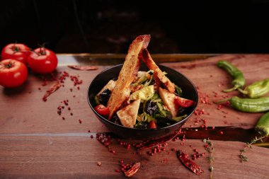 Taze salata tabağı ile karışık yeşillik