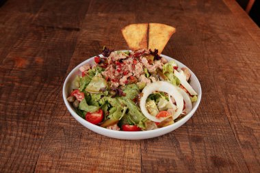 Taze salata tabağı ile karışık yeşillik