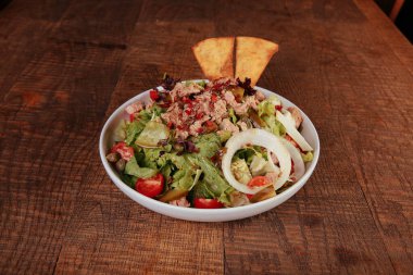 Taze salata tabağı ile karışık yeşillik