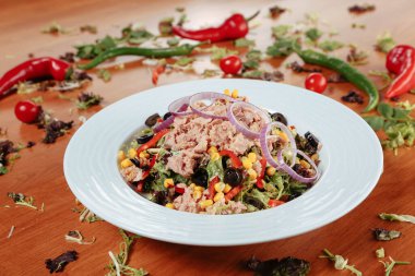 Taze salata tabağı ile karışık yeşillik