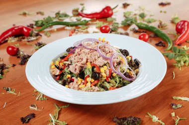 Taze salata tabağı ile karışık yeşillik