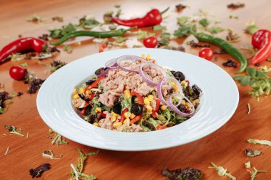 Taze salata tabağı ile karışık yeşillik