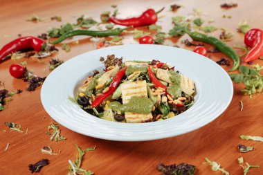 Taze salata tabağı ile karışık yeşillik