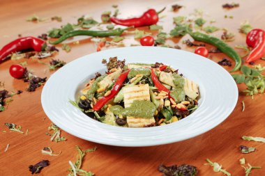 Taze salata tabağı ile karışık yeşillik