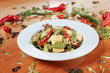 Taze salata tabağı ile karışık yeşillik