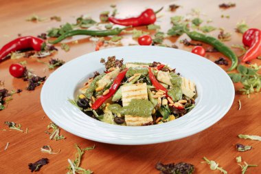 Taze salata tabağı ile karışık yeşillik